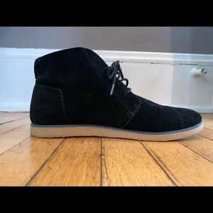 Toms black suede Mateo chukka boot size 8